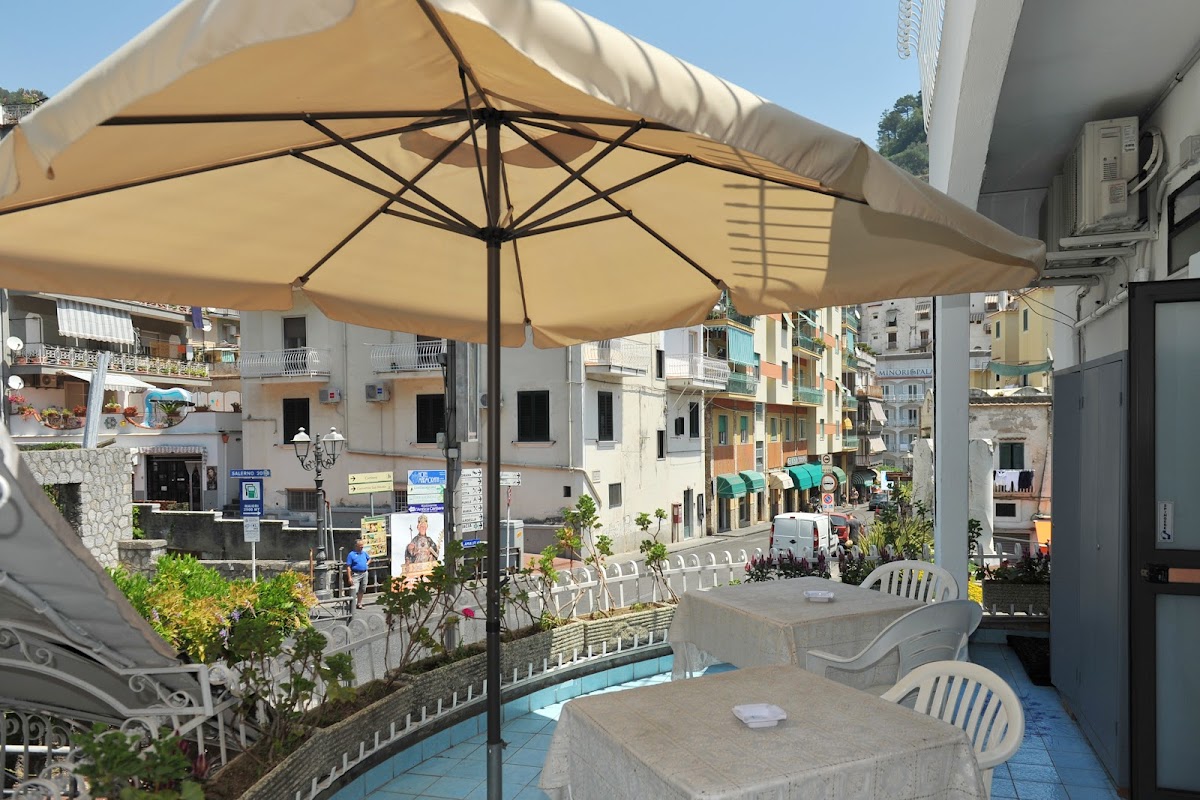 Hotel Europa a Minori - HOTEL a 50 metri dal MARE - Hotel con PARCHEGGIO Costiera Amalfitana — Alloggio a Amalfi, Salerno