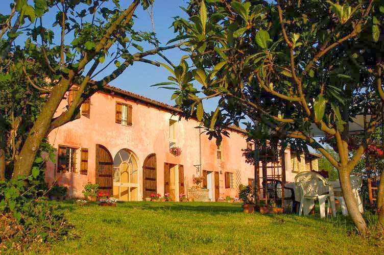 Cascina rosa b&b — Alloggio a Moncalvo, Asti