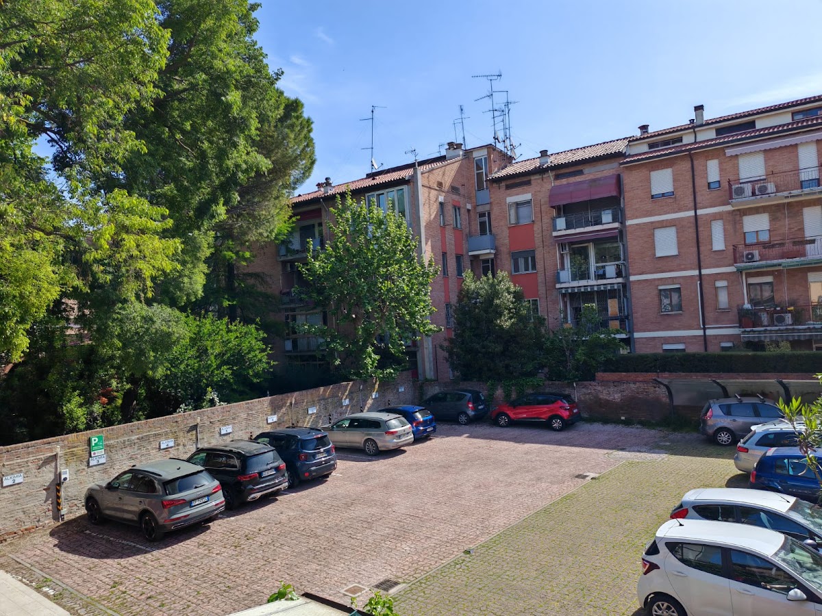Alkimia Smart Rooms, parcheggio interno — Alloggio a Ferrara, Ferrara