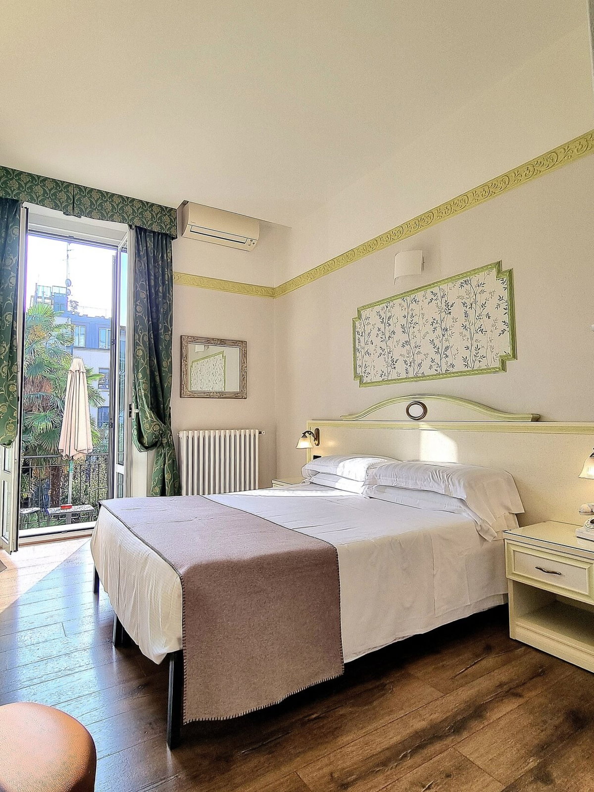 Hotel Charly — Punto di interesse a Milano, Milano