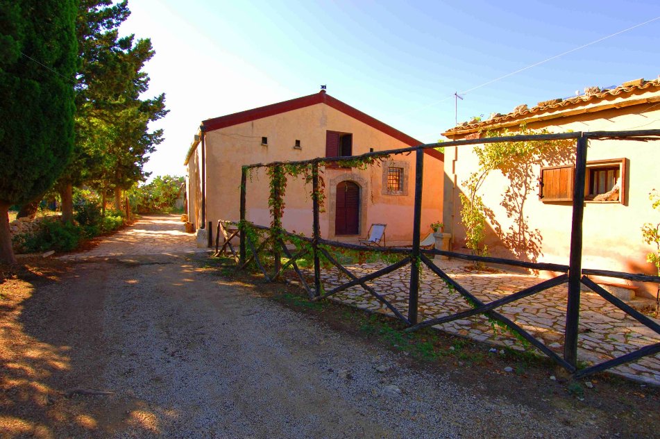 Agriturismo Terra Di Pace - Ristorante Café de la Paix — Alloggio a Noto, Siracusa