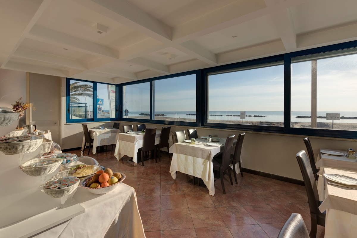 Hotel Gabbiano — Alloggio a Civitanova Marche, Macerata