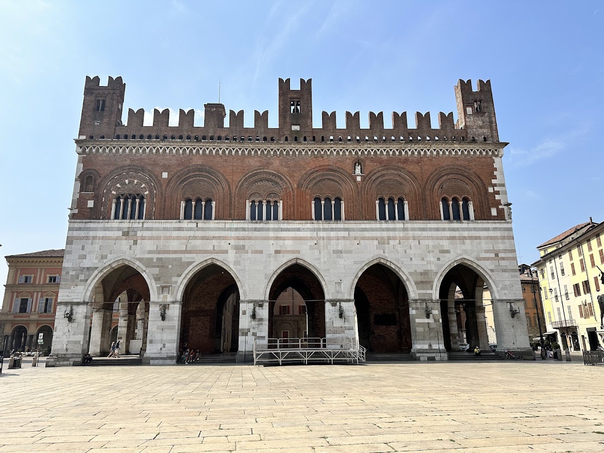 Palazzo del Collegio dei Mercanti — Punto di interesse a Piacenza, Piacenza
