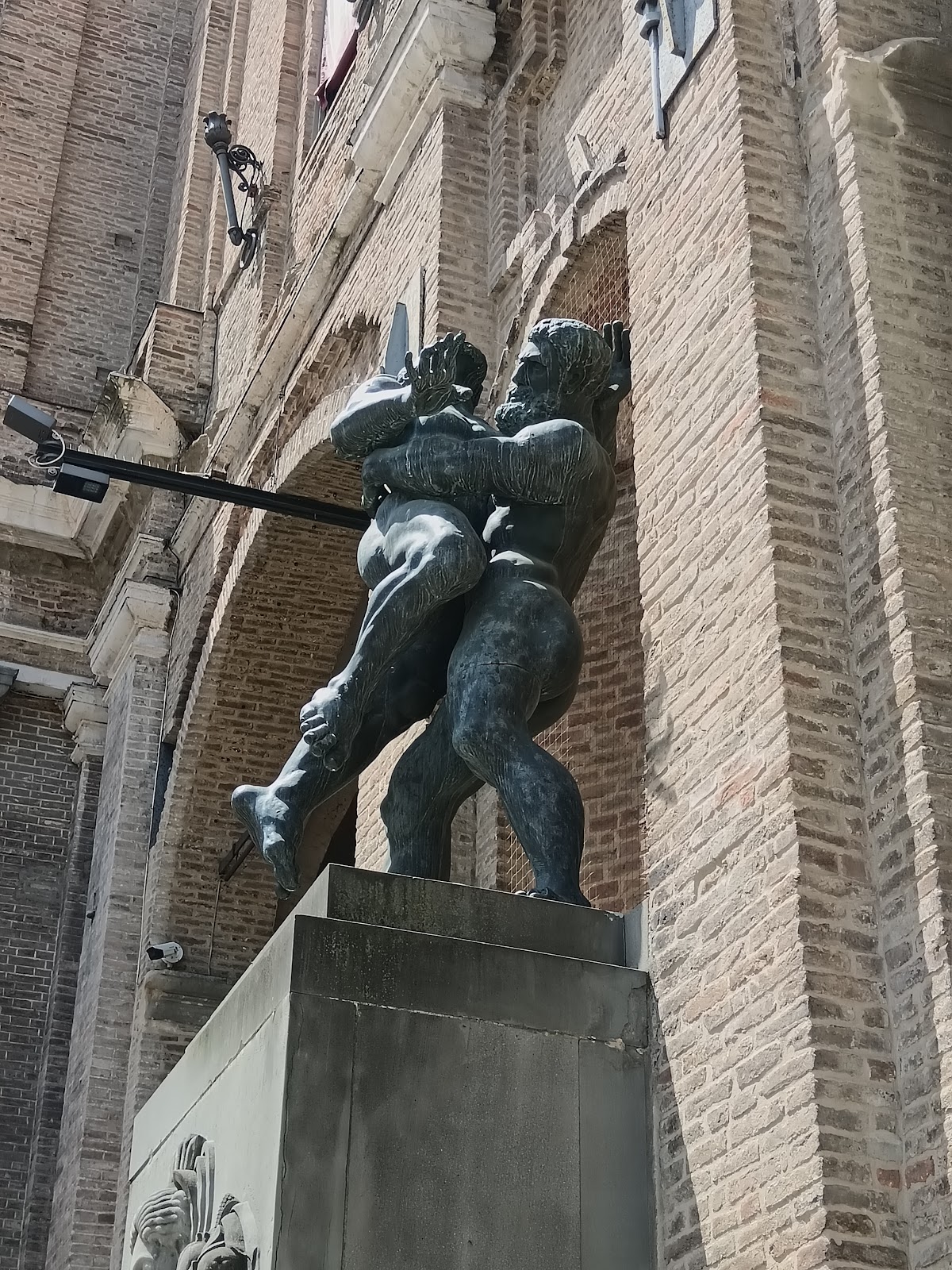 Monumento a Ercole e Anteo detti “I du brasè” — Punto di interesse a Parma, Parma