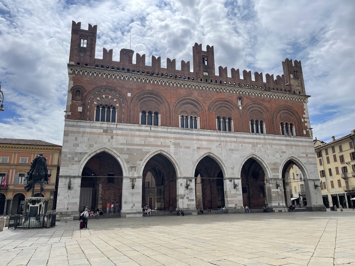 Palazzo Gotico — Punto di interesse a Piacenza, Piacenza