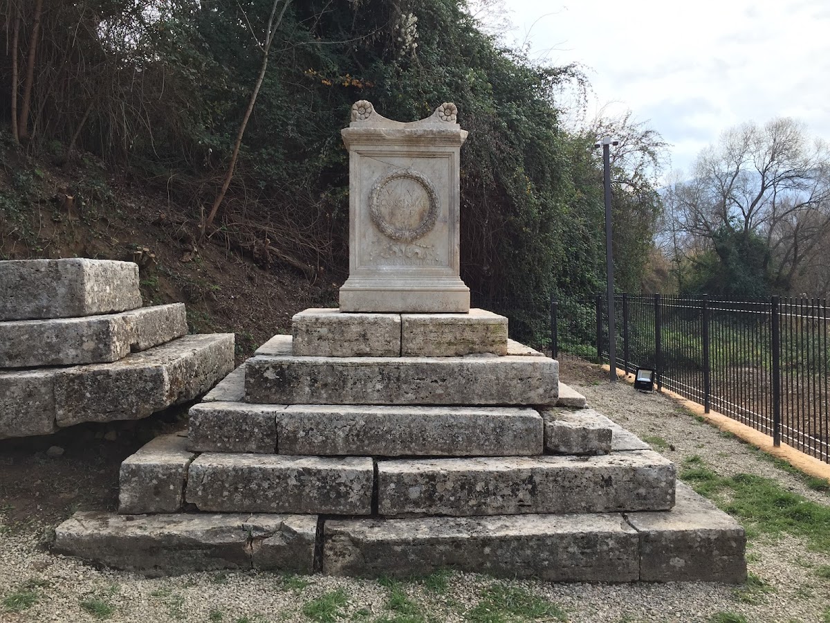 Tomba della Vestale Cossinia — Punto di interesse a Tivoli, Roma