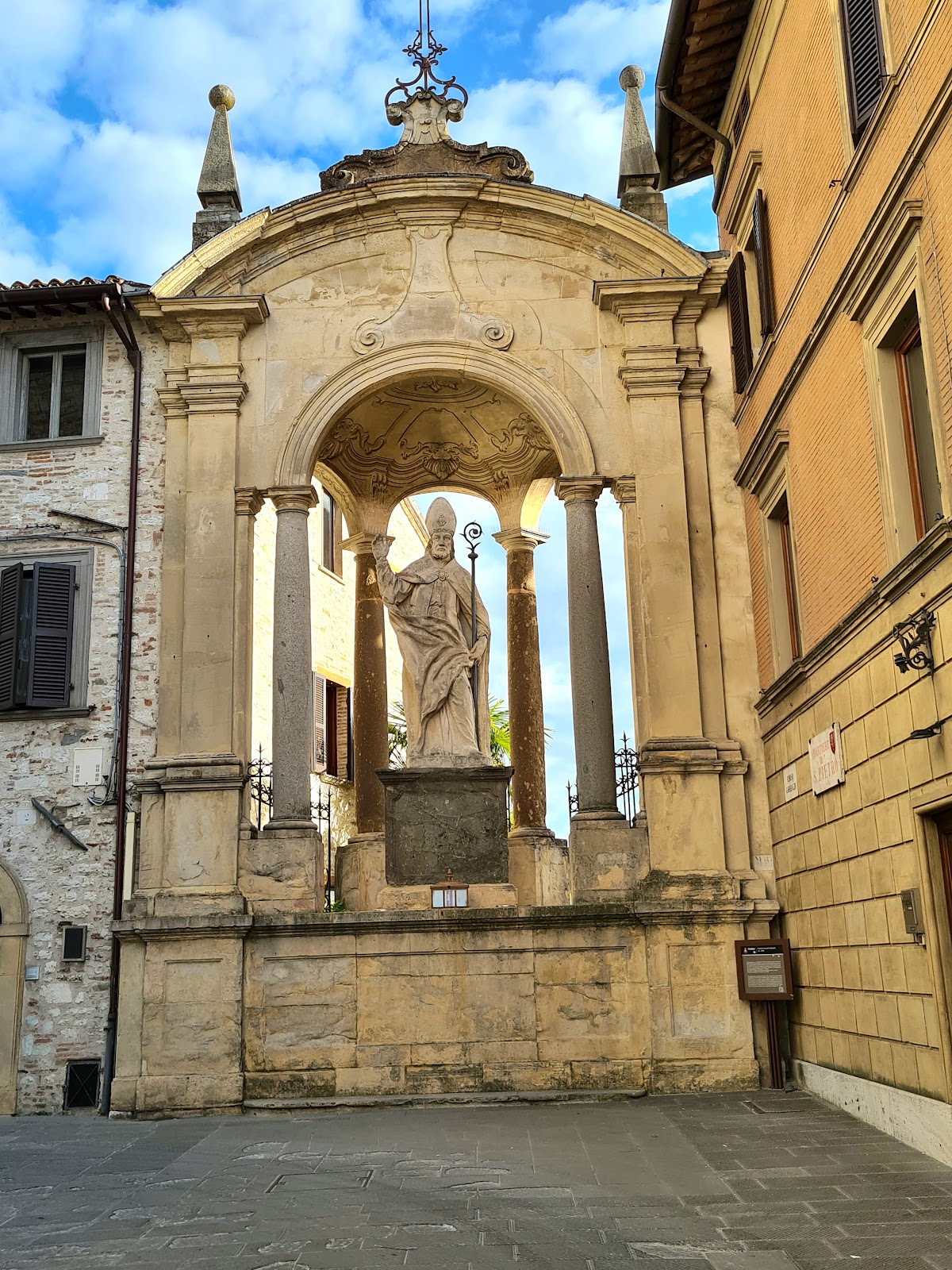 Statua di Sant'Ubaldo — Punto di interesse a Gubbio, Perugia