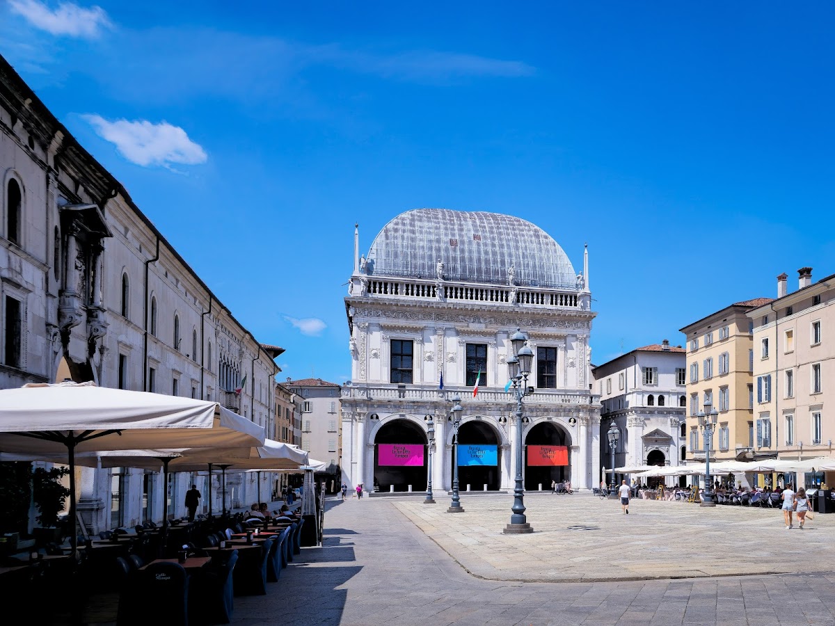 In zona: Piazza della Loggia