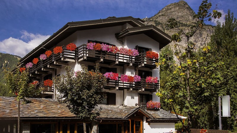 Hotel Les Jumeaux Courmayeur — Alloggio a Courmayeur, Piedmont
