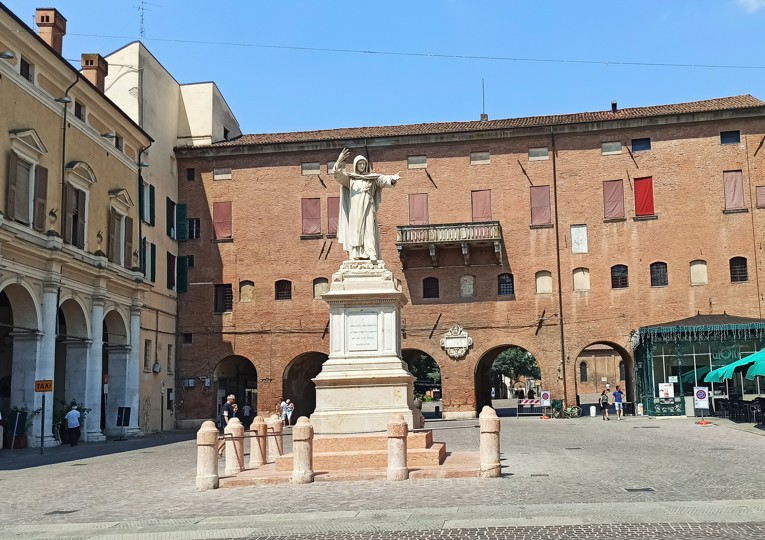 Piazza Savonarola — Punto di interesse a Ferrara, Ferrara