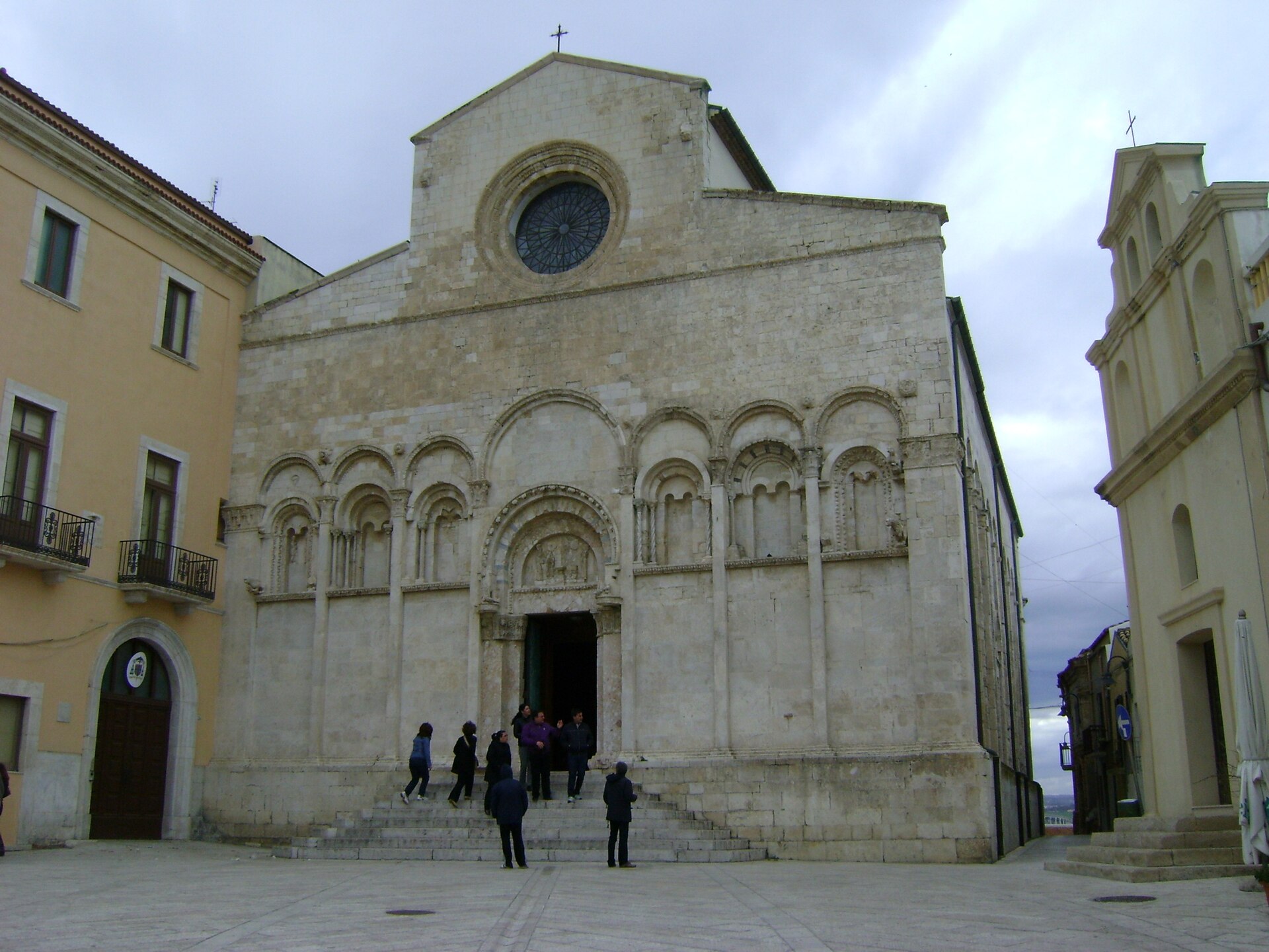 In zona: Cattedrale di Santa Maria della Purificazione e San Basso