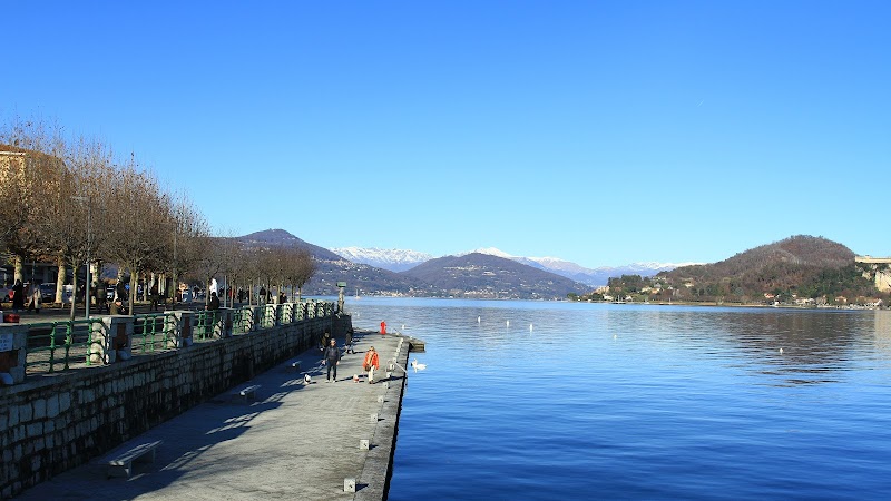 Lungo lago di Arona