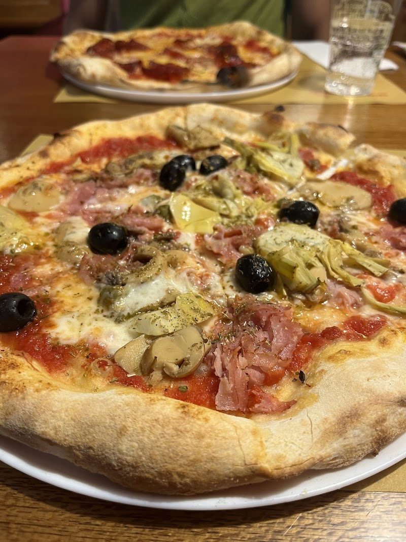 Pizza da Ruben Tic Tac da asporto e al trancio — Restaurante in Cogne, Piedmont