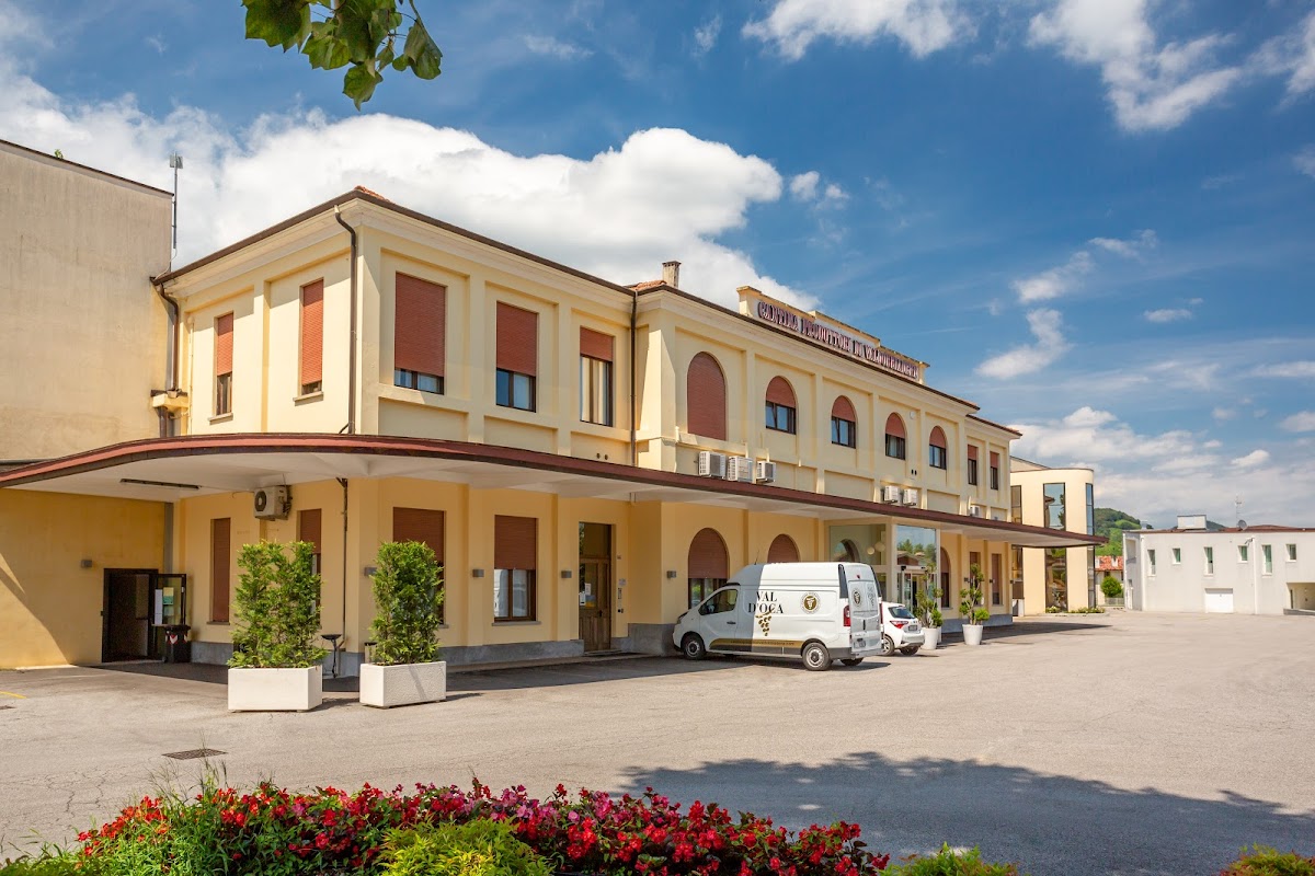 In zona: Cantina Produttori di Valdobbiadene - UFFICI E SEDE - Loading and Unloading
