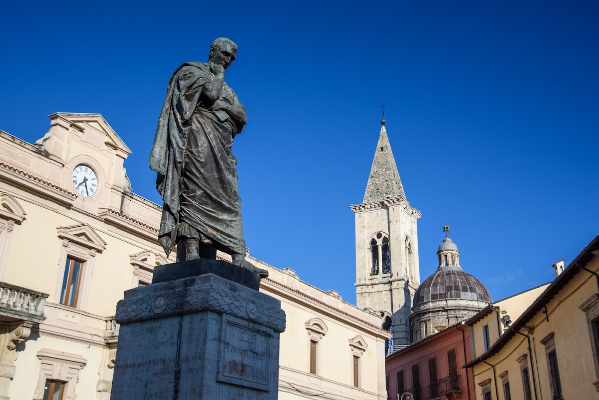 Statua di Ovidio — Punto di interesse a Sulmona, L'Aquila