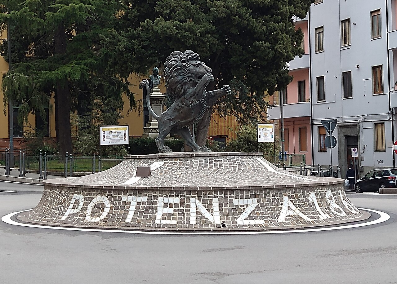 Statua del leone rampante — Punto di interesse a Potenza, Potenza