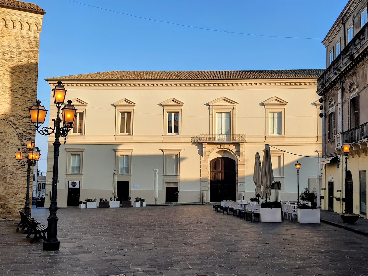 In zona: Palazzo D'Avalos - Musei Civici
