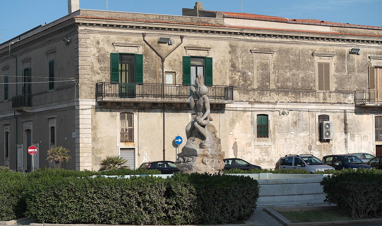 Statua di Benito Jacovitti — Punto di interesse a Termoli, Campobasso