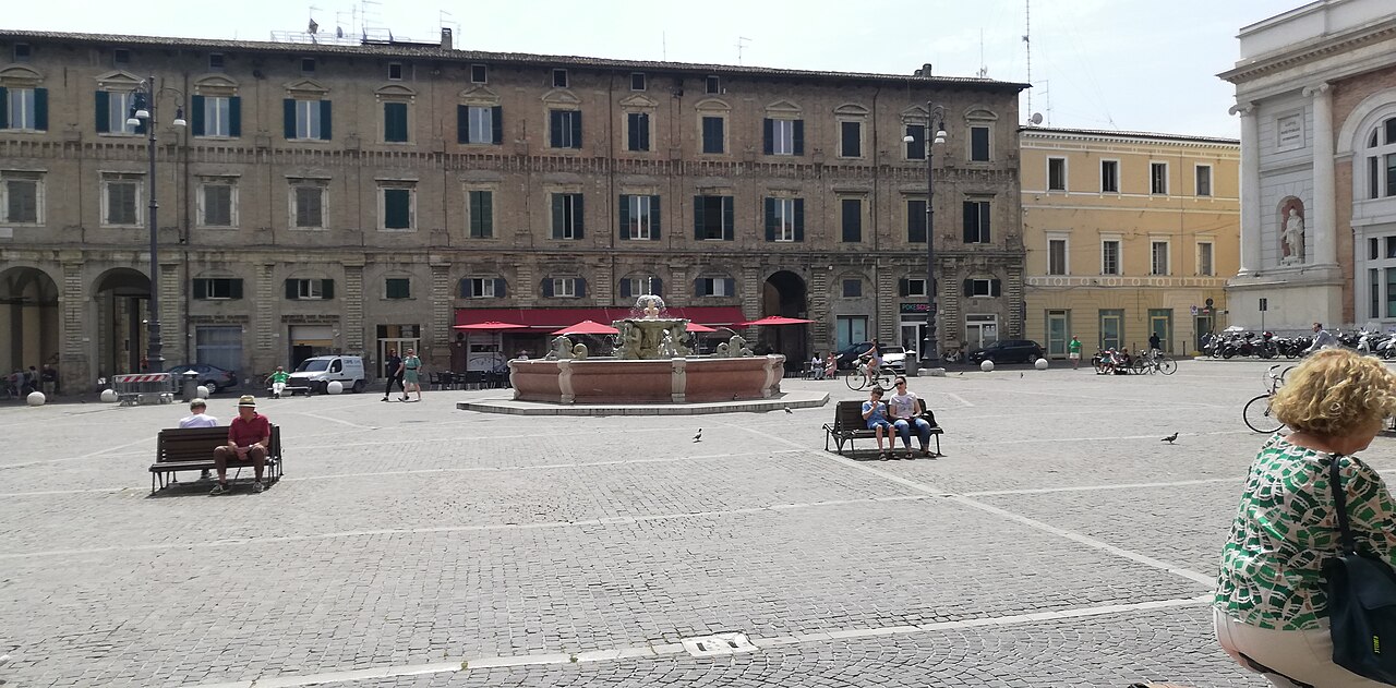 Fontana Artistico-Momuntentale di Piazza del Popolo - Pesaro - quartiere Centro Storico