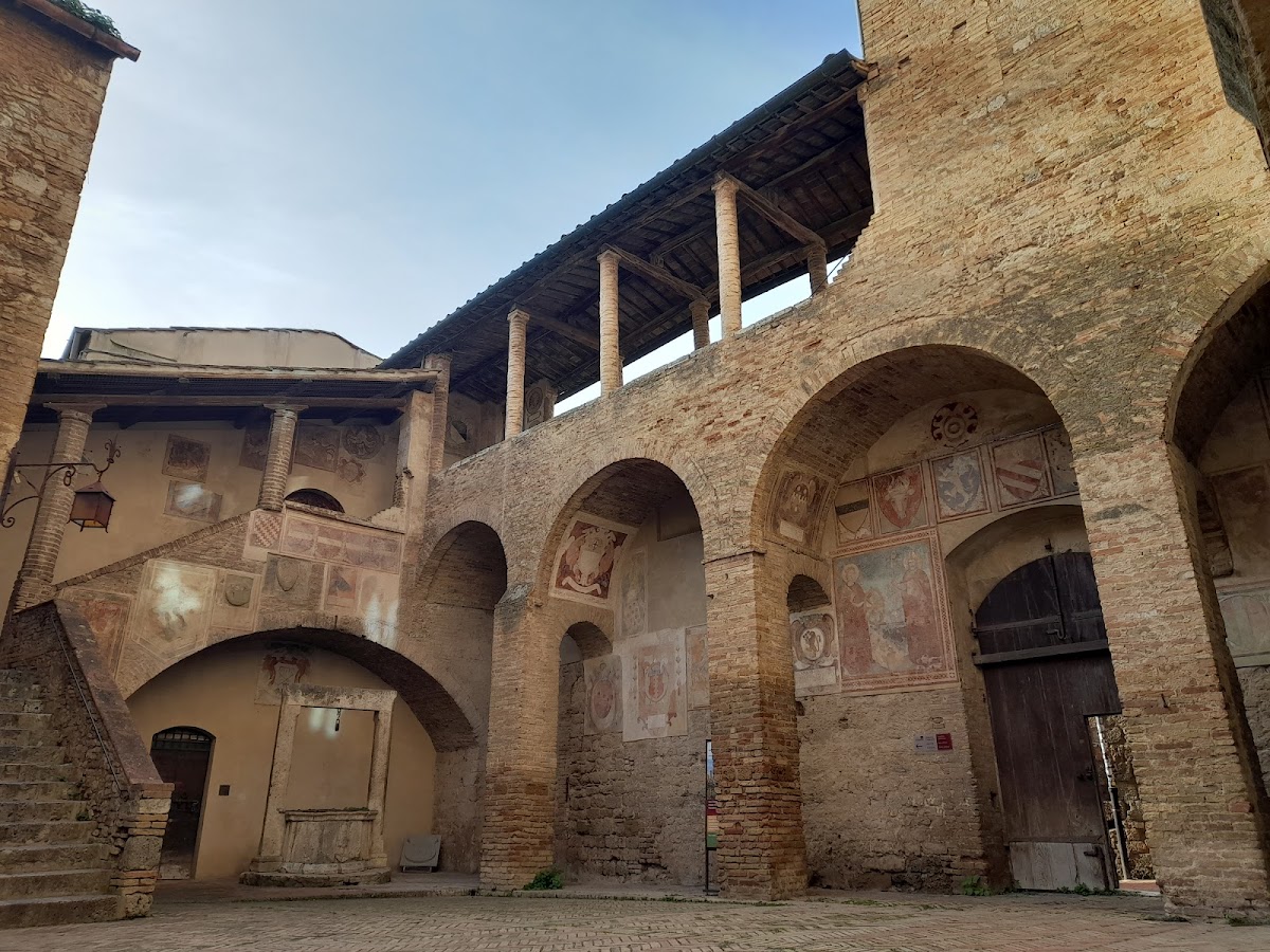 Loggia Del Comune — Punto di interesse a San Gimignano, Siena
