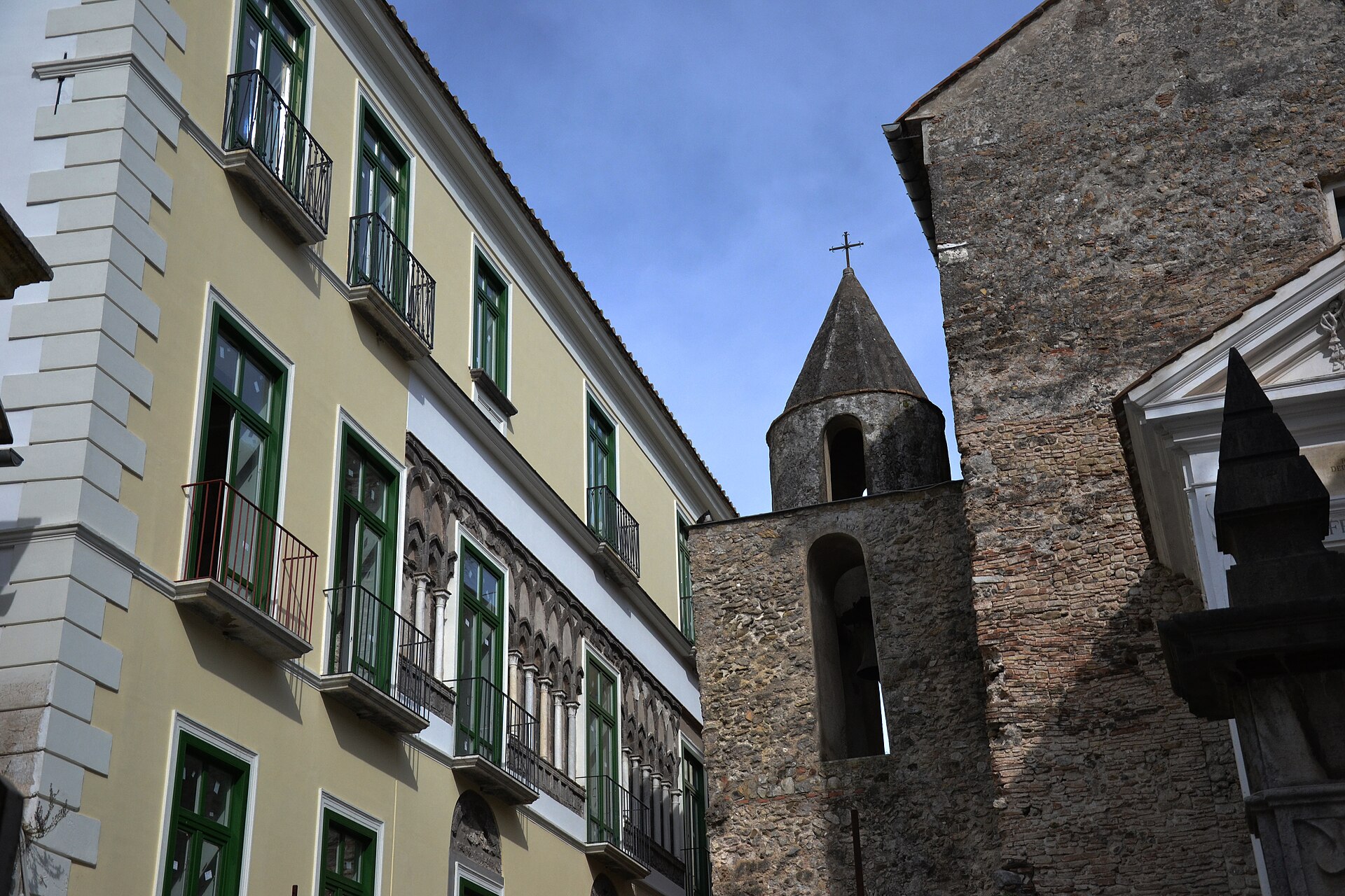 Palazzo Fruscione — Punto di interesse a Salerno, Salerno
