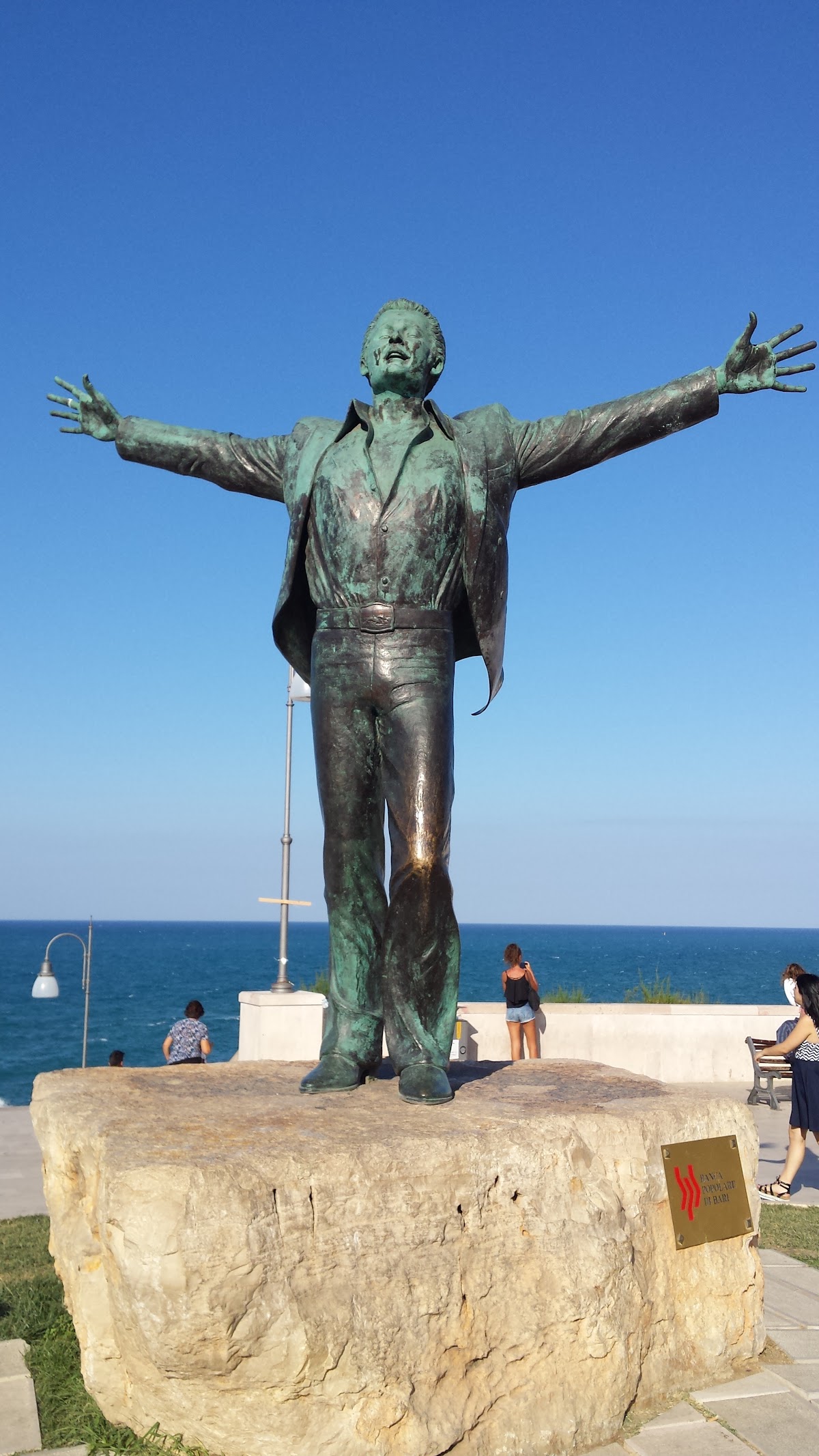 Monumento a Domenico Modugno