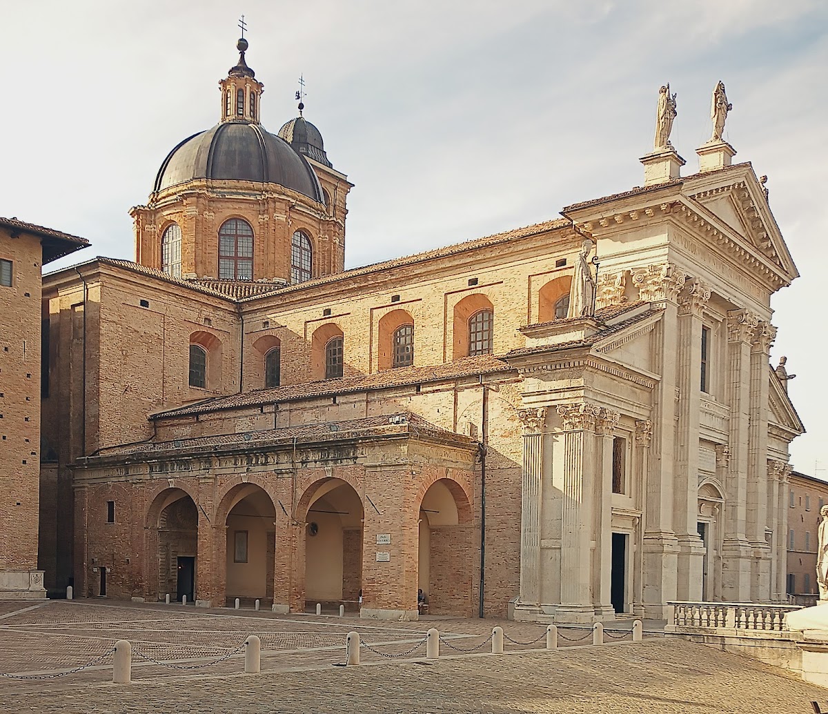 Cattedrale di Santa Maria Assunta — Punto di interesse a Urbino, Pesaro e Urbino