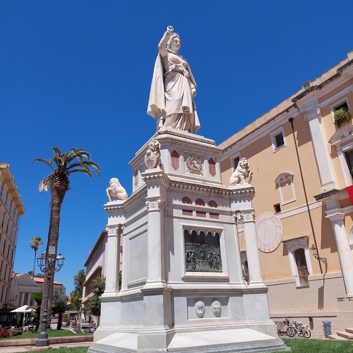 Piazza Eleonora d'Arborea — Punto di interesse