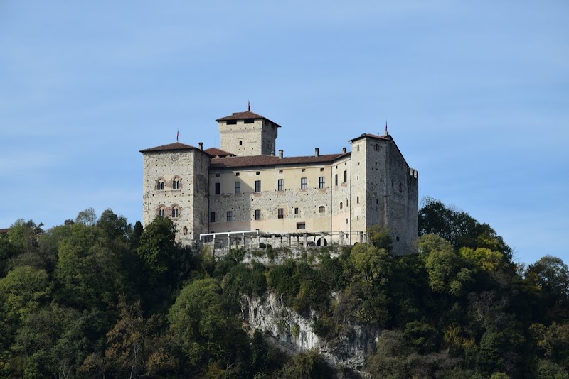 Lungolago di Angera