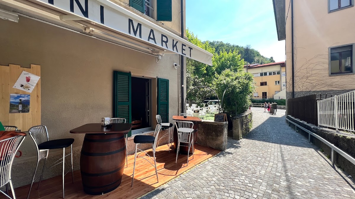 RI-HANN’S coffee shop — Restaurant in Varenna, Lecco