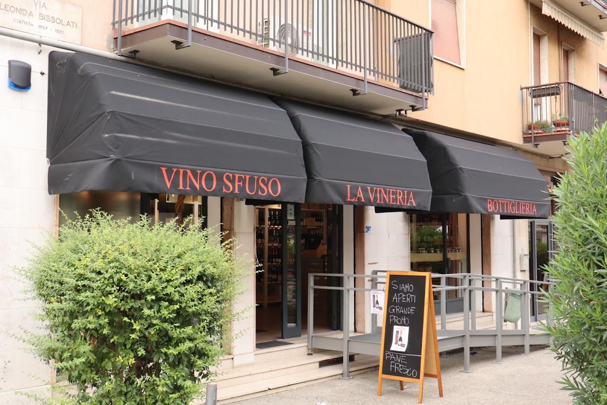 Enoteca La Vineria Brescia Vini Sfusi e Bottiglieria — Ristorante a Brescia, Brescia