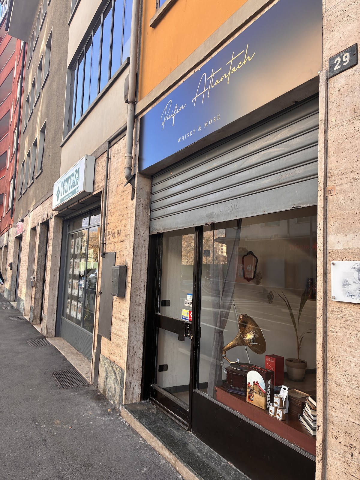 Puifin Atlantach: Whiskyteca & Boutique