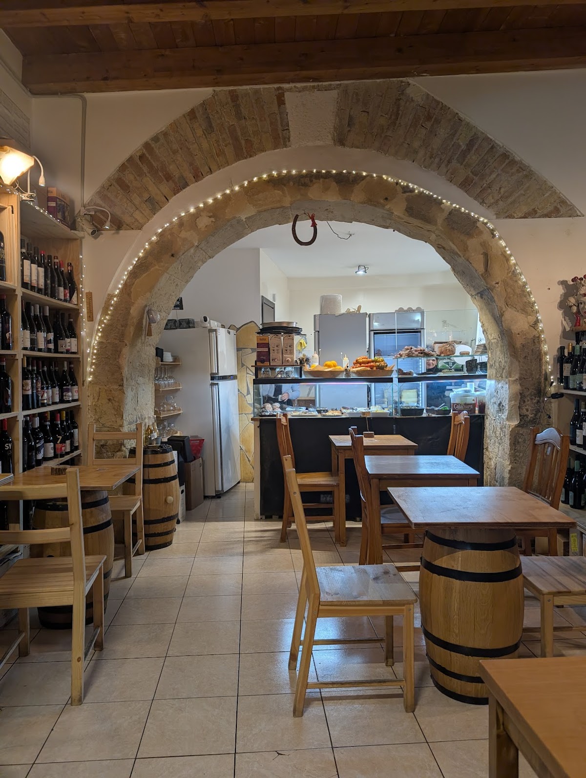 Taverna Giudecca Ortigia Aperitivi Enoteca Wine e Shop — Ristorante a Siracusa, Siracusa