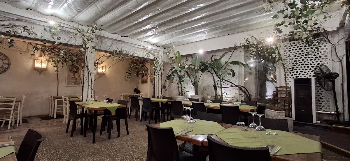 Vino Tinto Di Lattanzi Daniele — Ristorante a Tivoli, Roma