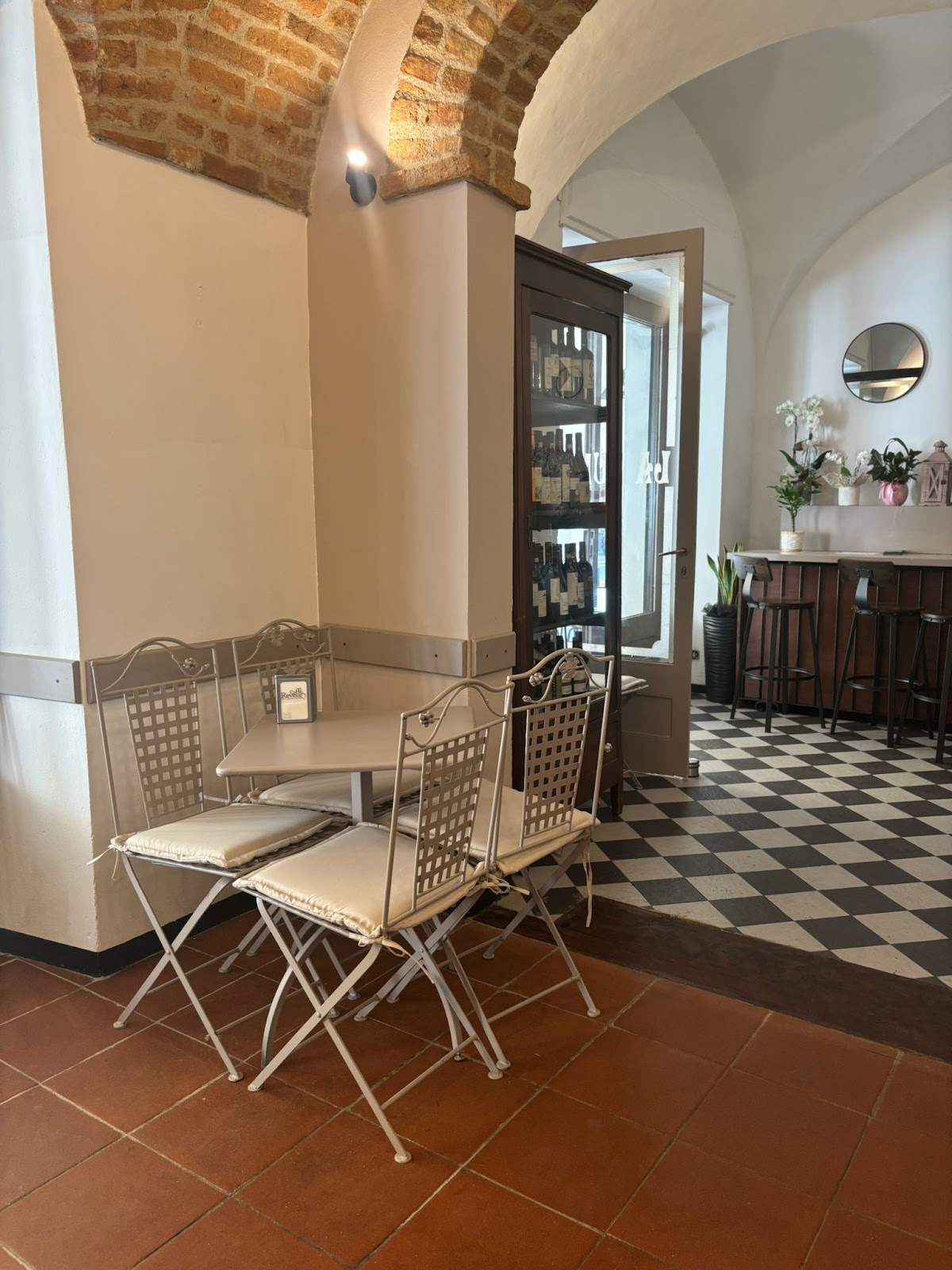 La lumaca caffetteria wine bar di Manca Valentina — Ristorante a Cherasco, Cuneo