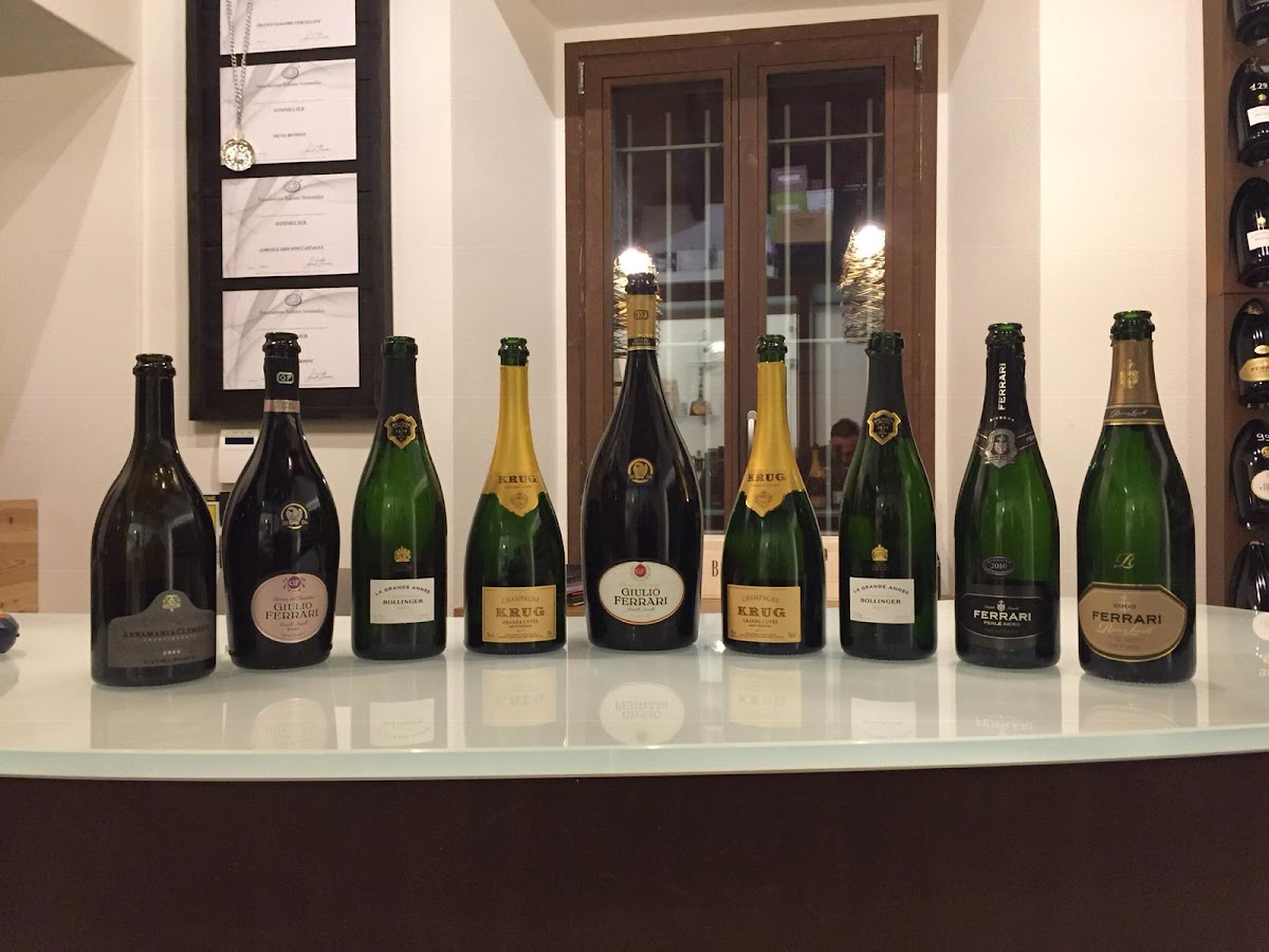 In Vinis Veritas Wine Shop/Wine Bar — Ristorante a Varenna, Lecco