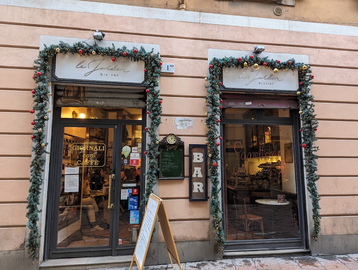 Giornali con Caffè — Ristorante a Milano, Milano