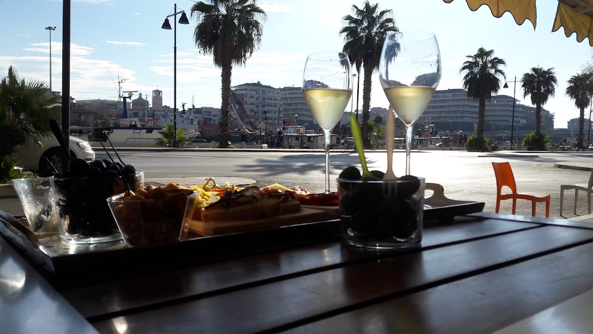 Vino e Amore enoteca sul fiume — Ristorante a Pescara, Pescara