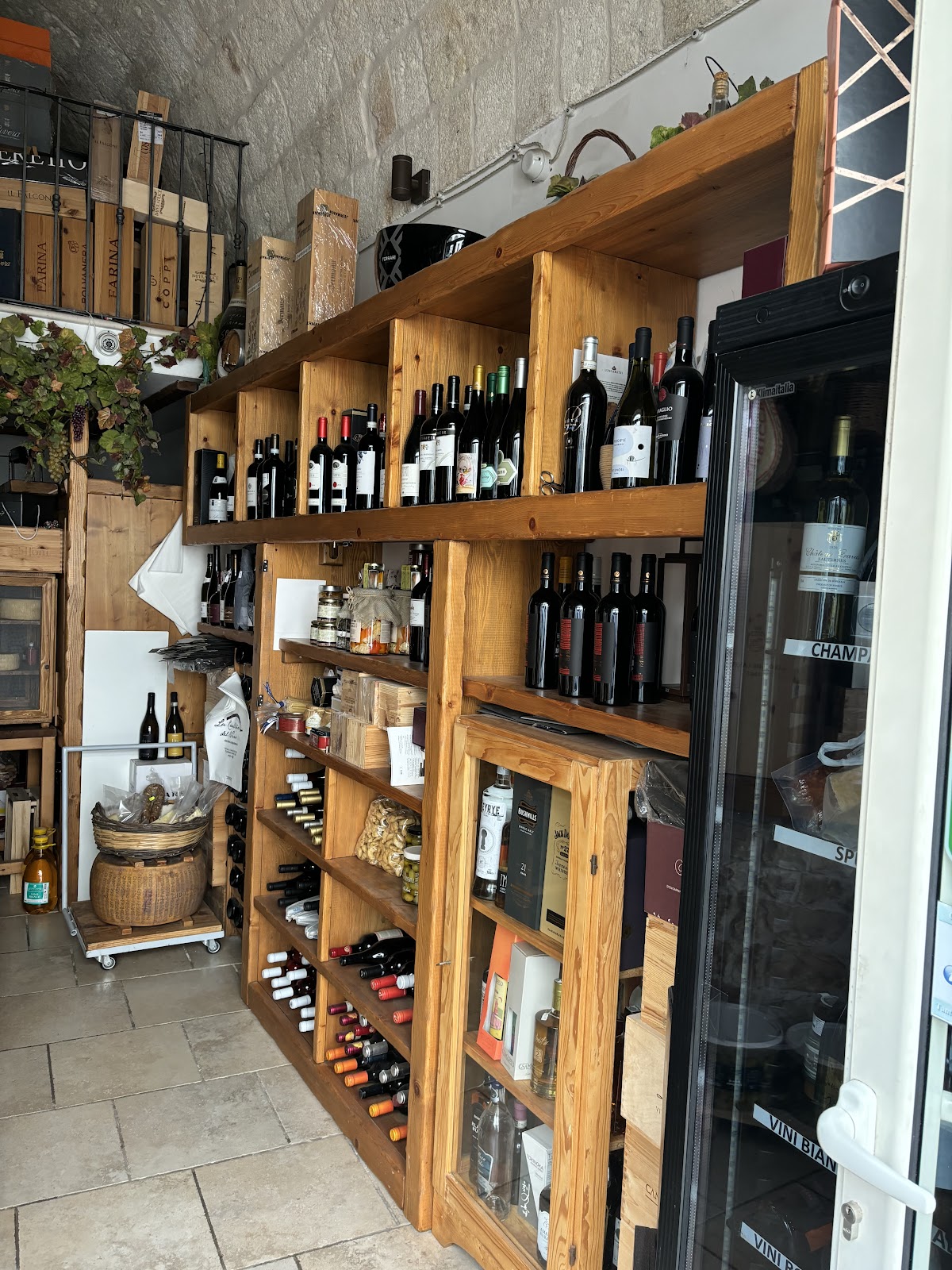 Enoteca La Cantina del Vino — Restaurant in Polignano a Mare, Bari